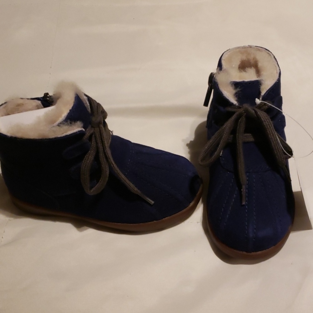 Boy's Ugg boot size 7 toddler